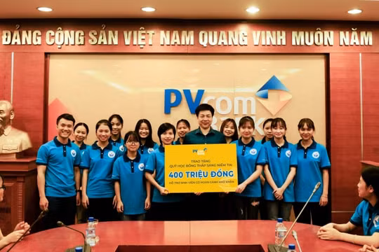 PVcomBank trao tặng 400 triệu đồng hỗ trợ sinh viên khó khăn mùa dịch