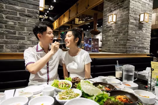 Tin tức giải trí nổi bật 13/6: Á hậu Thuý Vân lại tiếp tục để lộ vòng 2 to bất thường