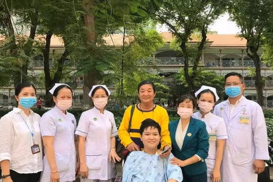 Học sinh trường THCS Bạch Đằng bị thương nặng nhất do cây phượng đè đã xuất viện