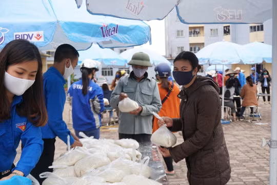 Hà Nội: Những túi gạo thấm đẫm tình người trong mùa dịch Covid-19