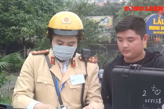 Hà Nội: Cận cảnh cách thức kiểm tra nồng độ cồn trong mùa dịch corona