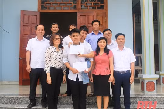 Báo Thanh Hóa trao 15 triệu đồng cho 3 học sinh vượt khó học giỏi