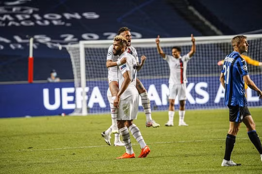Màn ôm hôn đầy tình cảm giữa HLV Thomas Tuchel và trò cưng Neymar