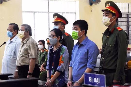 Bản tin pháp luật 8H: Nguyên Giám đốc Sở Y tế Cà Mau cùng cấp dưới "chia nhau" 28 năm tù