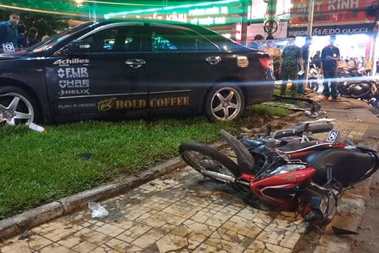 Nữ tài xế lái Toyota Camry tông hàng loạt xe máy, 10 người bị thương