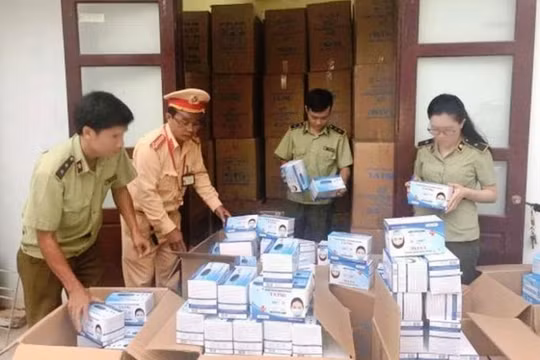 Quảng Bình: Bắt giữ xe tải chở gần 1 triệu khẩu trang y tế không rõ nguồn gốc