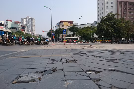 Hà Nội: Vỉa hè lát đá có dấu hiệu xuống cấp nghiêm trọng