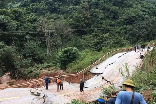 Cảnh báo những tuyến đường tại miền Trung vẫn đang sạt lở, ùn tắc