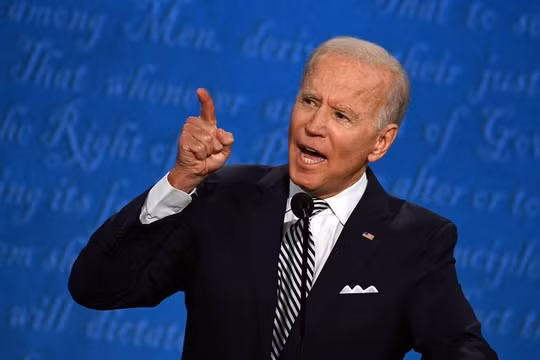 Ông Biden tố Tổng thống Trump đầu hàng trước đại dịch Covid-19