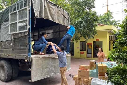 Báo Quân đội nhân dân vận chuyển hàng hóa hỗ trợ đồng bào vùng lũ
