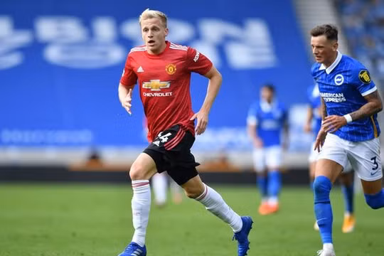 Vấn đề của tiền vệ Van de Beek ở MU là gì?