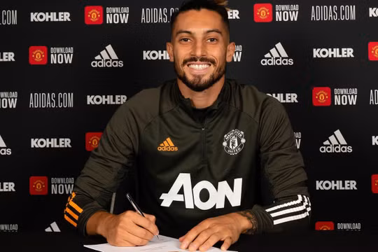 MU chiêu mộ thành công hậu vệ trái Alex Telles