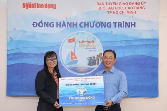 Báo Người Lao Động tiếp nhận 141 triệu ủng hộ chương trình "Một triệu lá cờ Tổ quốc cùng ngư dân bám biển"