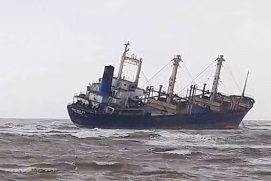 Cứu nạn 16 thủy thủ trên tàu Minh Nam 07 bị mắc cạn ở biển Hà Tĩnh
