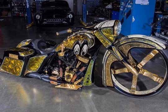 Lóa mắt với Harley Davidson Road King được dát vàng 24K