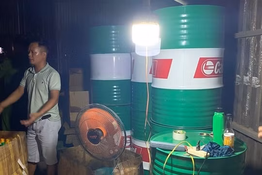 Phá đường dây sản xuất dầu nhớt "Castrol, Bp, Petrolimex" giả