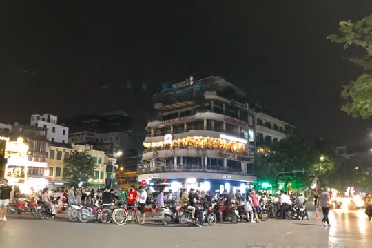 Hồ Gươm “nghẹt thở” trong ngày đầu nghỉ lễ 30/4-1/5