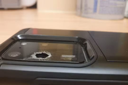 Galaxy S20 Ultra gặp sự cố vỡ kính camera sau không rõ nguyên nhân