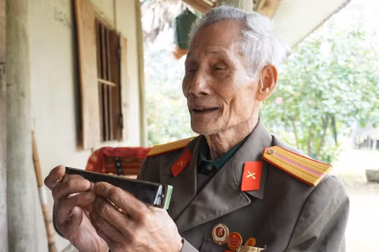 Tiếng kèn Harmonica của cựu binh ghi nhớ những ký ức không thể nào quên