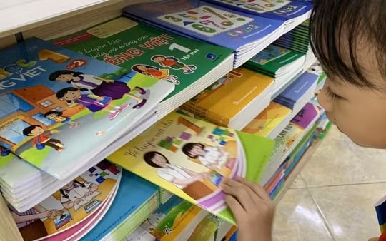 Hà Nội yêu cầu không được ép học sinh mua tài liệu tham khảo