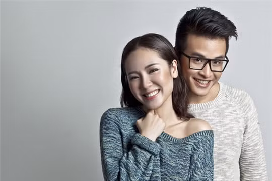 Phương Linh đăng ảnh tình tứ bên người đàn ông giấu mặt, khán giả nghi vấn ngay là Hà Anh Tuấn
