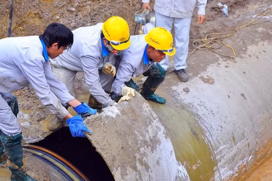 Đường ống Sông Đà lại... vỡ, 70.000 hộ dân 'mất nước' giữa ngày nắng nóng