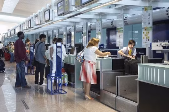Nhập cảnh trái phép trót lọt, 2 khách Trung Quốc 'liều lĩnh' định bay vào TP.HCM