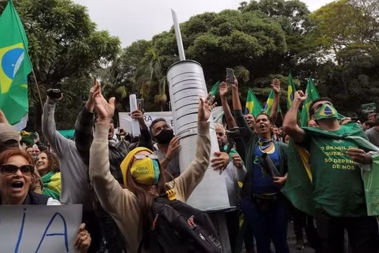 Người Brazil phản đối tiêm chủng bắt buộc vắc xin COVID-19 của Sinovac
