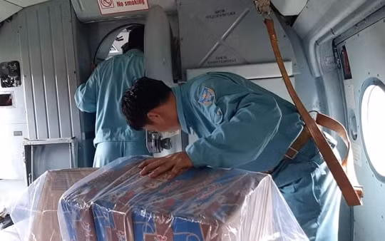 Quảng Nam: Thêm 4 chuyến bay trực thăng tiếp tế cho xã Phước Lộc, Phước Thành