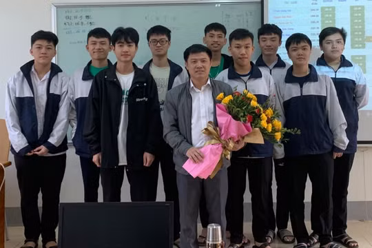 Nguyễn Duy Dũng: Thầy giáo trẻ “truyền lửa” đam mê