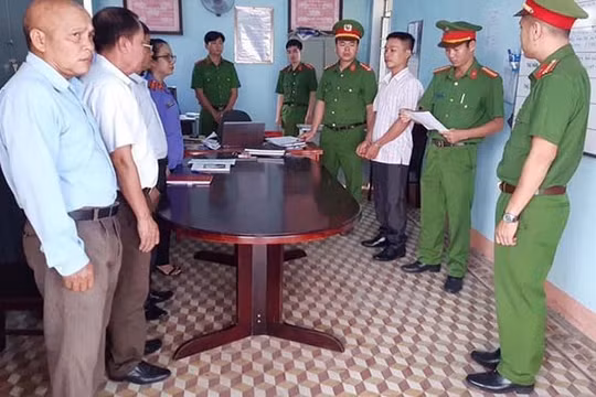 Gia Lai: Nhận hối lộ của lâm tặc, Phó Ban chỉ huy quân sự bị bắt