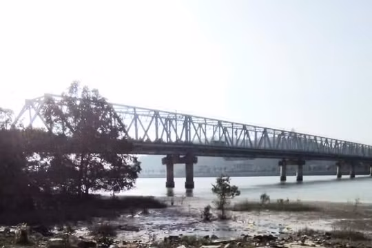Hà Tĩnh: Nghi vấn mẹ ôm con nhỏ nhảy cầu Bến Thủy tự tử