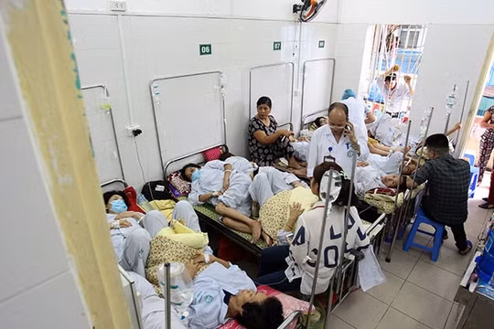 Bỏ giường bệnh dịch vụ: Xóa công tư lẫn lộn!