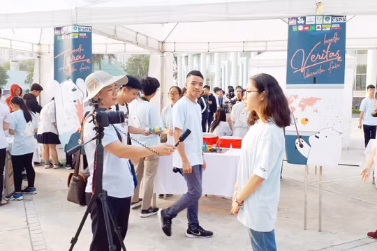 Chùm ảnh nhà báo, phóng viên tác nghiệp dưới cái nắng nóng ngày hè