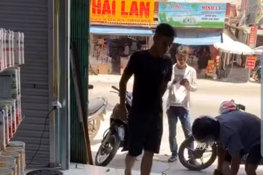 Hưng Yên: Nhóm người hung hãn dùng máy khoan phá cửa hàng thuốc đang kinh doanh