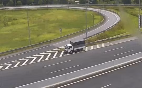 Phạt 17 triệu đồng nữ tài xế cho xe đi lùi trên cao tốc Hà Nội - Hải Phòng