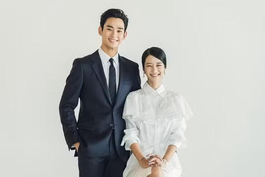 Khán giả "thay váy cưới" cho Seo Ye Ji ngay khi ảnh gia đình Kim Soo Hyun được hé lộ