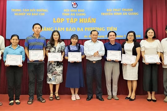 Bế giảng lớp tập huấn “Kỹ năng làm báo đa phương tiện”