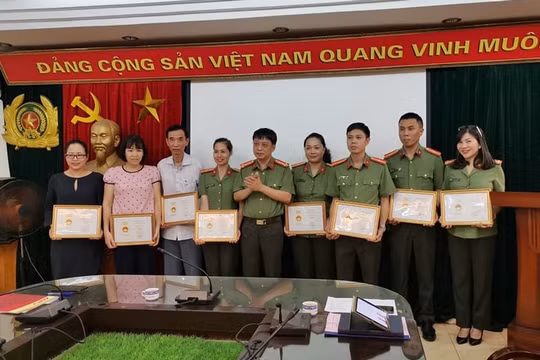 Trao kỷ niệm chương “Vì sự nghiệp báo chí Việt Nam” cho hội viên Chi hội Nhà báo Báo CAND