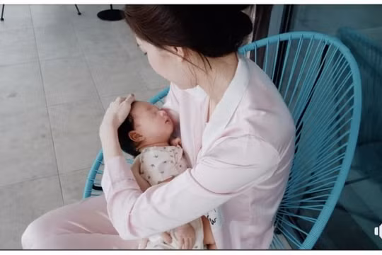 Ông xã Hoa hậu Đặng Thu Thảo lần đầu lộ diện quý tử mới sinh