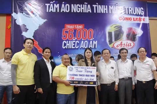 Báo Nhà báo & Công luận cùng Công ty Á Châu trao áo ấm, tặng tình thương cho học sinh vùng lũ miền Trung