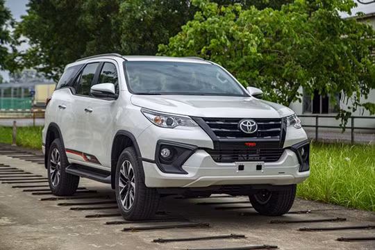 Giá xe Toyota Fortuner tháng 11/2020