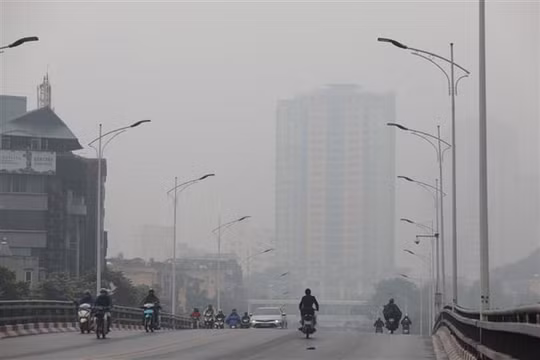 Sáng 13/11: Chất lượng không khí Hà Nội chạm ngưỡng xấu.