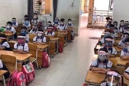 Học sinh mệt mỏi vì đeo khẩu trang, tấm kính chắn giọt bắn cả ngày trên lớp