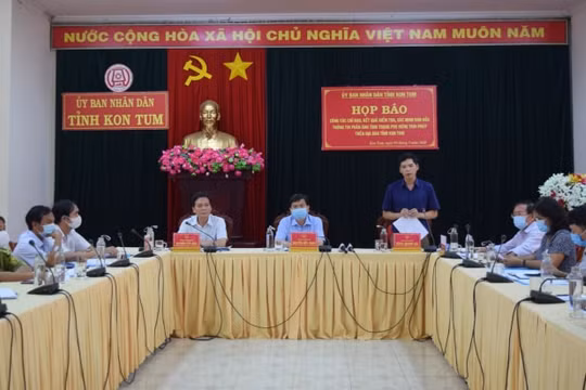UBND tỉnh Kon Tum họp báo thông tin về việc phá rừng mà báo chí phản ánh