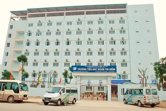 Một học sinh lớp 3 bị bỏ quên trên xe khi đưa đón