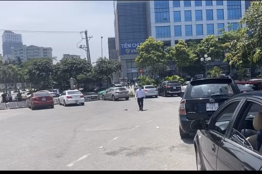Hà Nội: Loạn bãi xe không phép, thu vé sai quy định