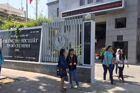 Đại học Luật TPHCM phòng chống dịch Corona thời công nghệ