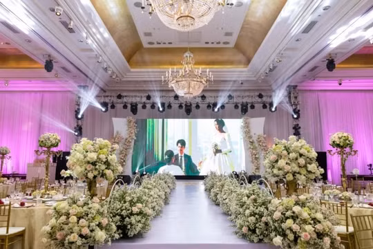 Không gian cưới sang chảnh phủ đầy hoa tươi của Á hậu Thúy Vân và chồng đại gia