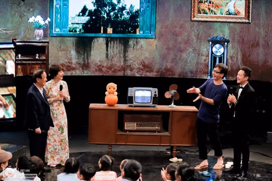 Quán Thanh xuân tháng 8: Bật ti vi tìm ký ức